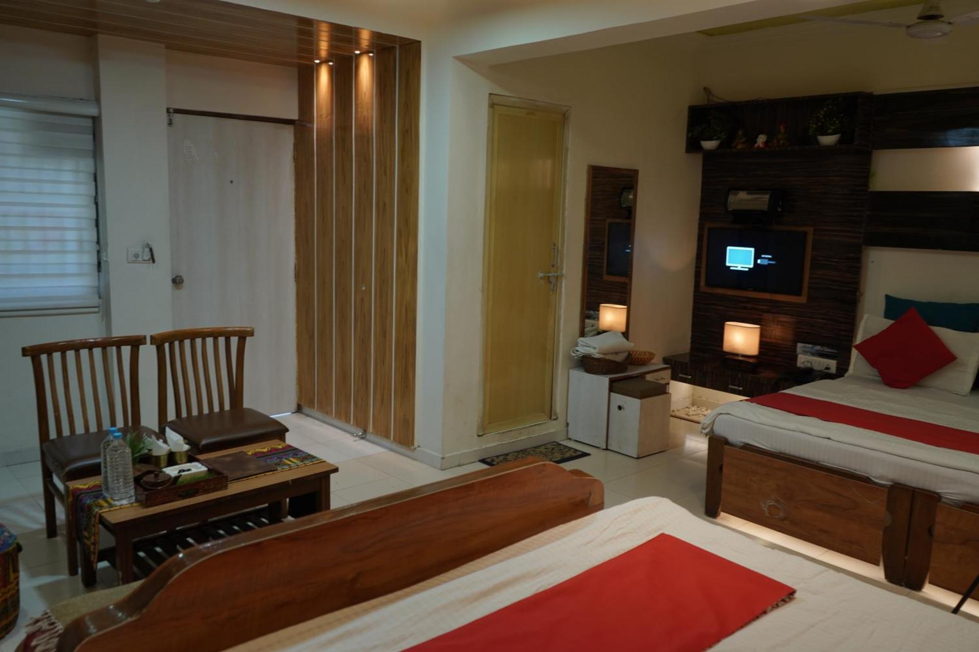 Hotel Krishna Ahmedabad Esterno foto